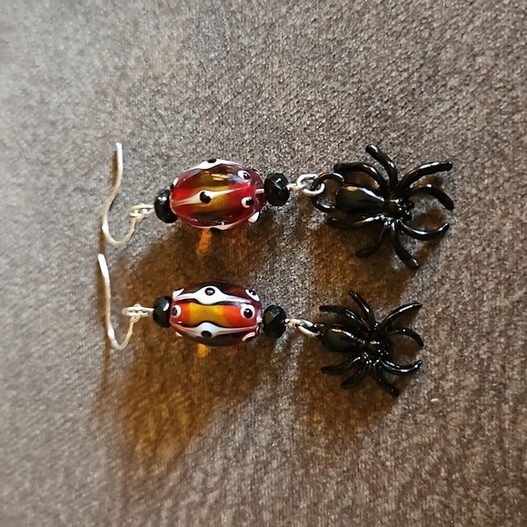 HANDMADE Halloween Lampwork Glass Beaded Spider Dangle Hook Earrings - Picture 2 of 3
